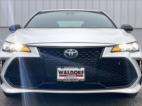 Used 2022 Toyota Avalon XSE image 3