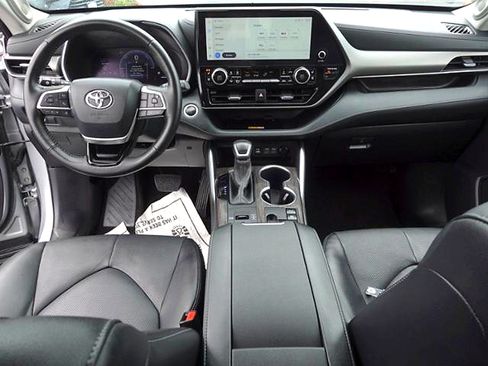 Used 2024 Toyota Highlander Limited AWD/4WD image 12