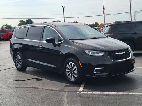 Used 2024 Chrysler Pacifica Limited FWD image 2