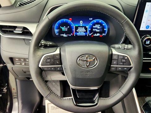 Used 2025 Toyota Highlander Platinum AWD/4WD image 14