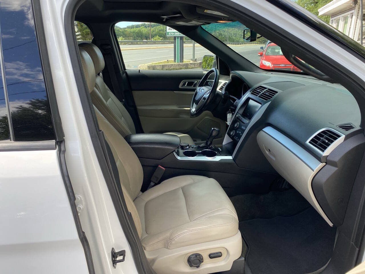 Used 2015 Ford Explorer XLT w/ Equipment Group 202A AWD/4WD image 13