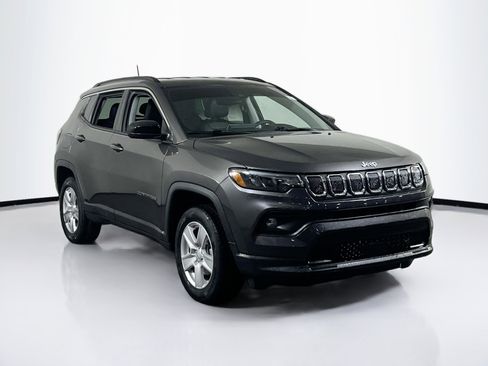 Used 2022 Jeep Compass Latitude image 3
