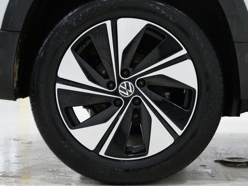 Used 2025 Volkswagen Taos SE image 8