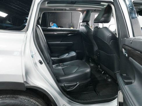 Used 2023 Toyota Highlander Platinum AWD/4WD image 35