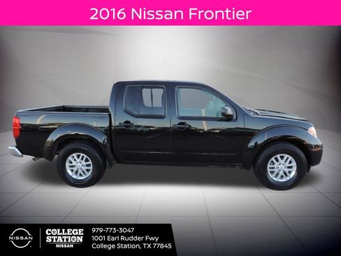 Used 2016 Nissan Frontier SV image 2