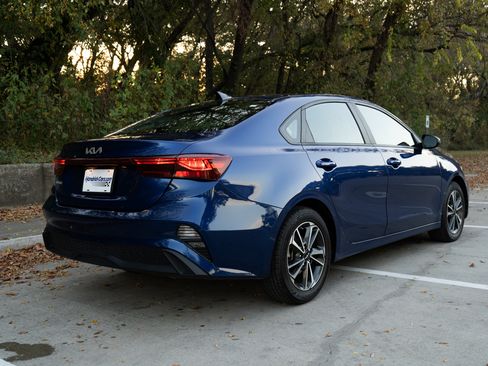 Used 2023 Kia Forte LXS w/ LXS Technology Package image 9