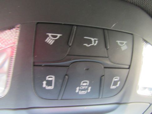 Used 2025 Chrysler Pacifica Limited FWD image 18