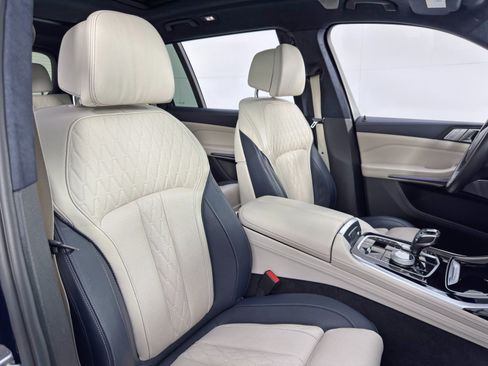 Used 2021 BMW X7 M50i w/ Dynamic Handling Package image 44