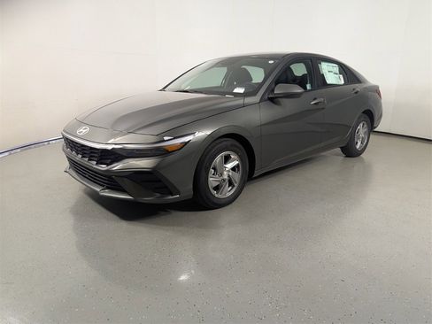New 2025 Hyundai Elantra SE image 3