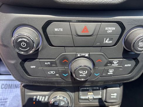 Used 2021 Jeep Renegade Trailhawk w/ Sun & Sound Group AWD/4WD image 31