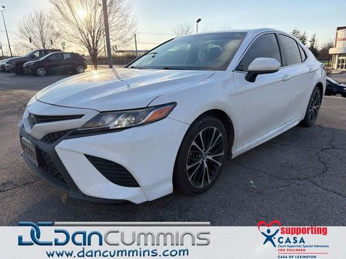 Used 2019 Toyota Camry SE image 1