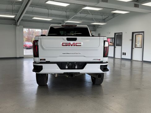 Used 2025 GMC Sierra 2500 AT4 image 7