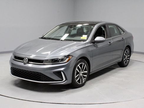 Used 2025 Volkswagen Jetta SE FWD image 6