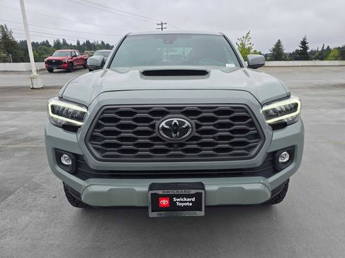 Used 2022 Toyota Tacoma TRD Sport w/ TRD Premium Sport Package AWD/4WD image 17
