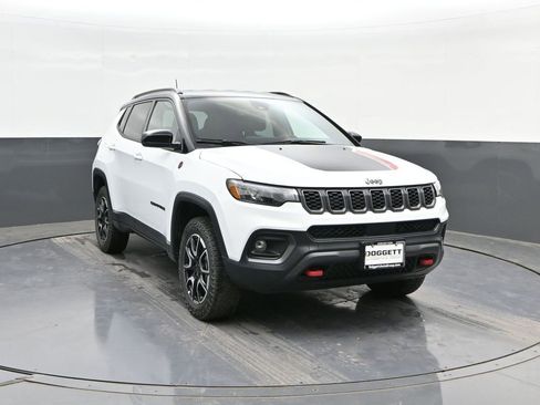 Used 2025 Jeep Compass Trailhawk AWD/4WD image 22