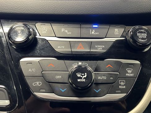 Used 2023 Chrysler Pacifica Touring-L FWD image 17