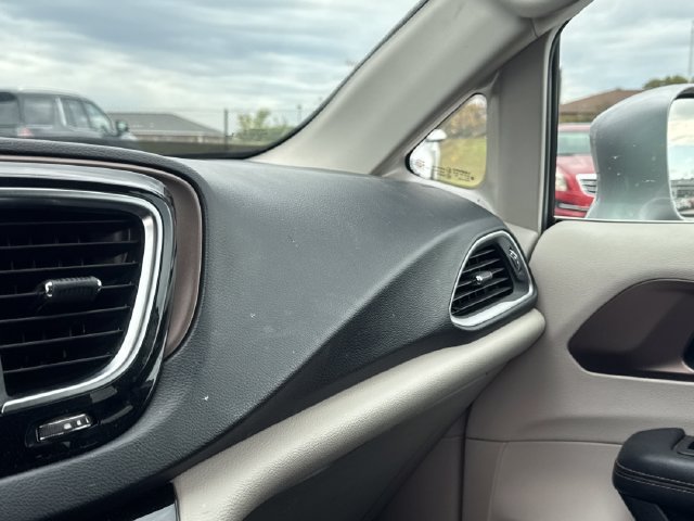 Used 2018 Chrysler Pacifica Touring-L FWD image 34