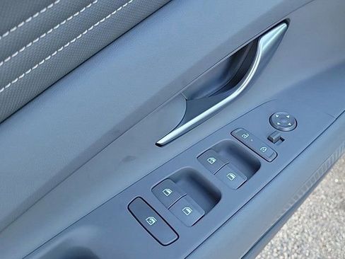 New 2025 Hyundai Elantra SEL FWD image 17