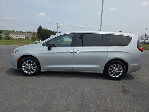 Used 2026 Chrysler Pacifica Limited FWD image 11