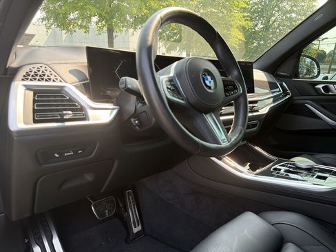 Used 2024 BMW X5 xDrive40i w/ M Sport Package AWD/4WD image 4