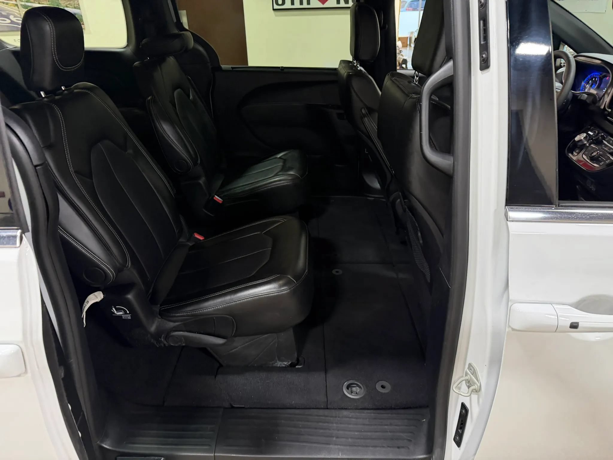 Used 2025 Chrysler Pacifica Select FWD image 32