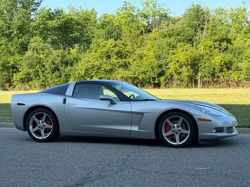 Used 2005 Chevrolet Corvette Coupe w/ Preferred Equipment Group RWD image 2