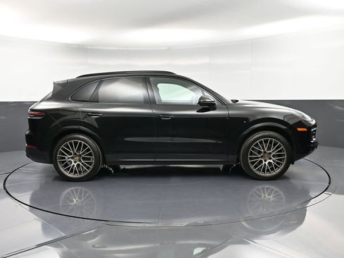 Certified 2023 Porsche Cayenne Platinum Edition image 9