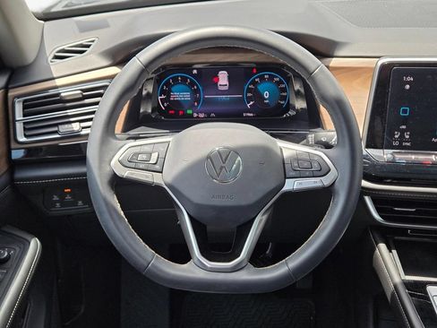 Used 2024 Volkswagen Atlas SE w/ Panoramic Sunroof Package FWD image 21