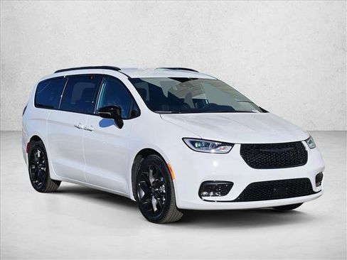 New 2026 Chrysler Pacifica Select image 7