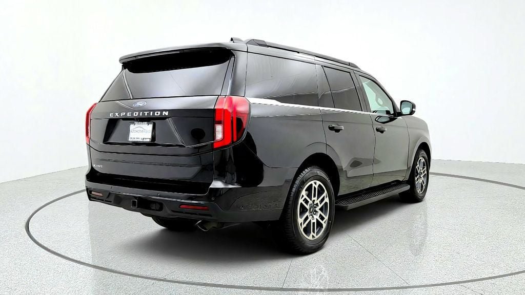 Used 2025 Ford Expedition Active AWD/4WD image 5
