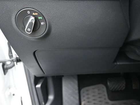 Used 2025 Volkswagen Taos SE image 16