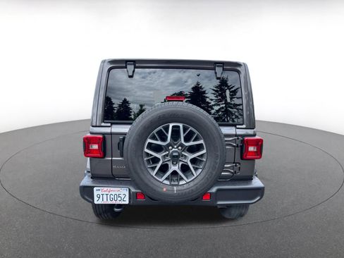 Used 2025 Jeep Wrangler Unlimited Sahara AWD/4WD image 6