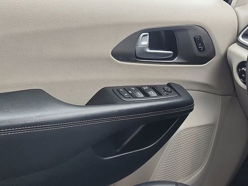 Used 2023 Chrysler Pacifica Touring-L FWD image 12