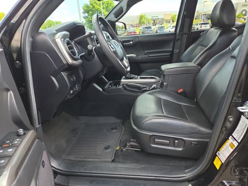 Used 2022 Toyota Tacoma Limited w/ Black Out Package (TMS) AWD/4WD image 19