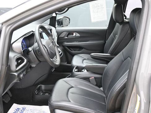 Used 2025 Chrysler Pacifica Select FWD image 17