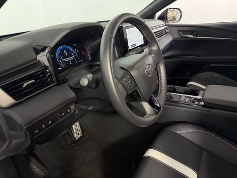 Used 2025 Toyota Camry SE image 19