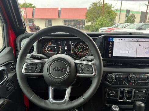 Used 2025 Jeep Wrangler Unlimited Sahara AWD/4WD image 34