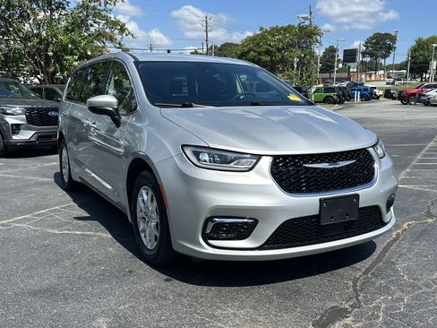 Used 2023 Chrysler Pacifica Touring-L FWD image 2