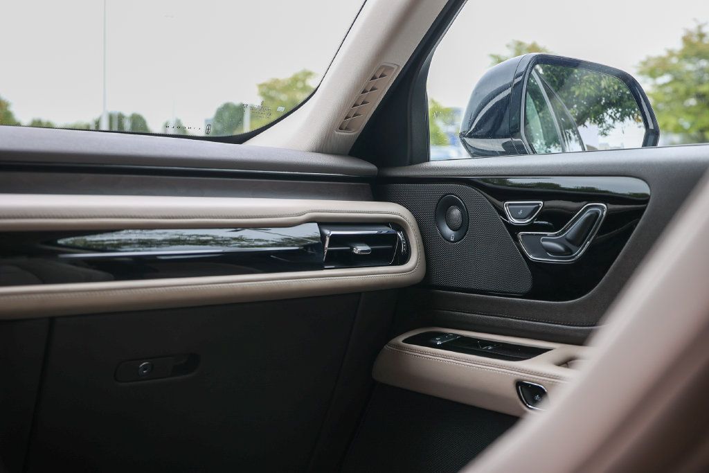 Used 2023 Lincoln Aviator Reserve w/ Equipment Group 201A AWD/4WD image 11