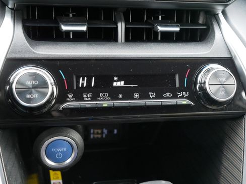 Used 2022 Toyota Venza XLE image 23