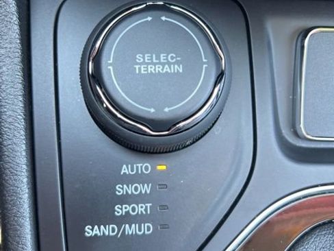 Certified 2019 Jeep Cherokee Latitude Plus AWD/4WD image 32