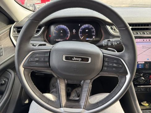 Used 2023 Jeep Grand Cherokee Limited image 12