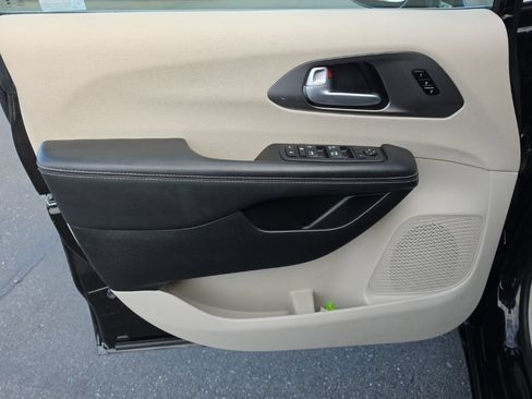 Used 2024 Chrysler Pacifica Touring-L FWD image 22