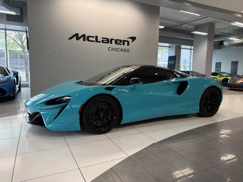 Used 2025 McLaren Artura Spider RWD image 1
