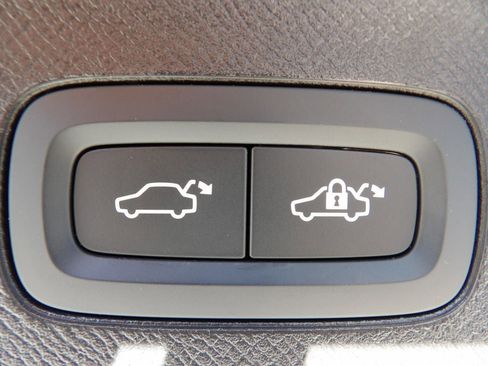 Certified 2025 Volvo XC90 B5 Core image 30