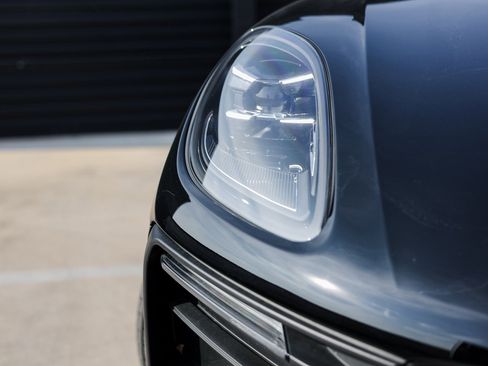 Certified 2025 Porsche Macan image 13