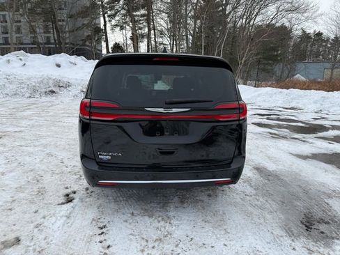 Used 2024 Chrysler Pacifica Touring-L image 25