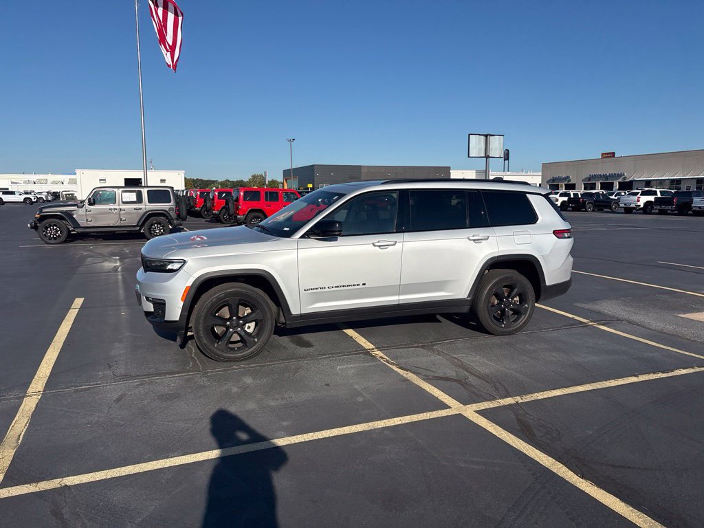 Used 2022 Jeep Grand Cherokee L Limited w/ Luxury Tech Group II AWD/4WD image 3