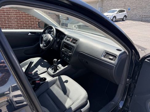 Used 2012 Volkswagen Jetta SE FWD image 23
