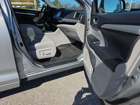 Certified 2018 Toyota Highlander XLE w/ Carpet Mat Package (TMS) image 9
